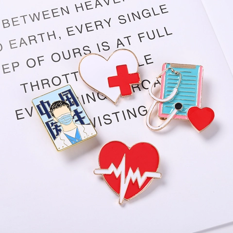 Spilla Serie Medica Pin in Smalto Lega Strass Stetoscopio Cuore Battito Cardiaco Croce Rossa Distintivo Per Medici Infermieri Vestiti Accessori Gioielli Regalo