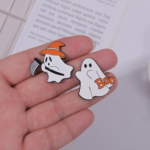 Spilla in Smalto Fantasma di Halloween Cartone Animato in Lega Spilla Zucca Falce Coltello Design Distintivo per Zaino Vestiti Accessori Gioielli
