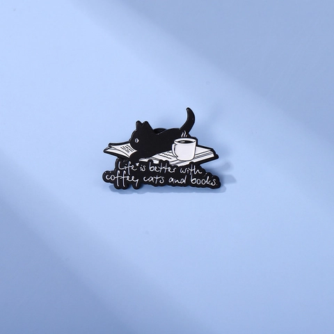 Pin de Esmalte de Gato Negro de Dibujos Animados Con Café Y Libros Cita Life Is Better Insignia Para Ropa Bolsos Decoración