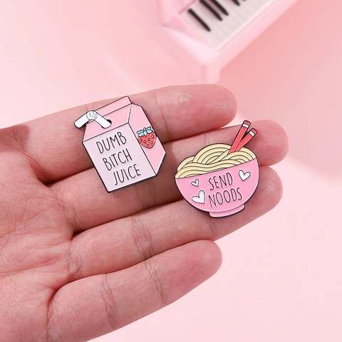 Set di Spille in Smalto Rosa a Forma di Cartone Animato in Lega Divertente Scatola di Succo Ciotola di Ramen Bottiglia Spray Lattina