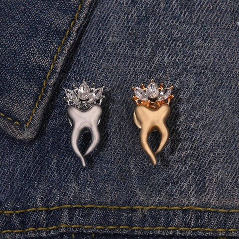 Spilla Creativa in Lega a Forma di Dente Con Corona Intarsiata di Strass Regalo per Dentisti Medici Accessorio per Vestiti