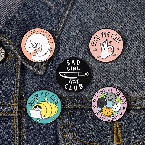 Broche Ronde en Émail Cat Club pour Femmes Épingles en Alliage Bad Girl Art Club Always Sleepy Club pour Vêtements Sac Badge Bijoux Accessoire