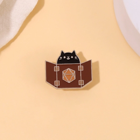 Broche en Émail Chat Noir Derrière Écran de Dés D20 Broche en Alliage pour Fans de Jeux TRPG Badge Animal Mignon Cadeau Bijoux