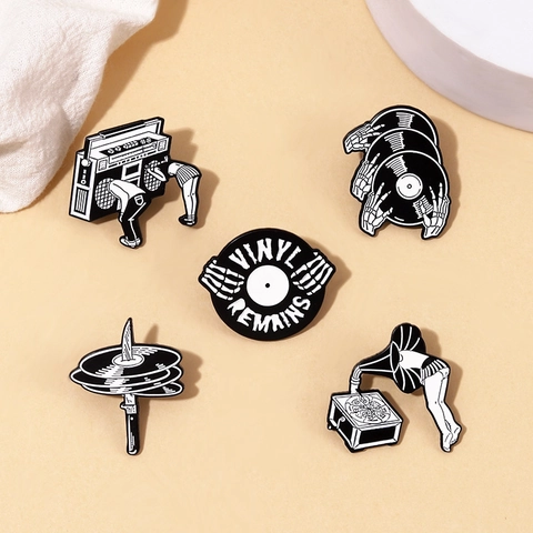 Spilla in Lega per Registratore a Cassette Retro Pins in Smalto per Dischi in Vinile Scheletro Gioielli Surrealisti per Zaino Vestiti