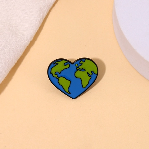 Spilla in Smalto a Forma di Cuore con Mappa del Mondo Pattern Terra Lega Distintivo per Abbigliamento Borsa Accessori Decorazione Regalo Creativo Unisex