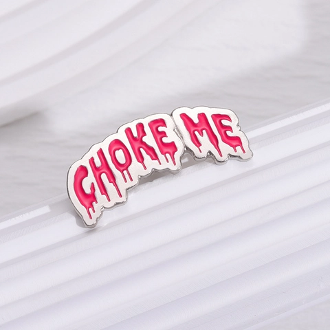 Spilla in Metallo con Lettere Rosa Effetto Goccia Choke Me Distintivo Smaltato in Lega per Vestiti Borse Accessorio Personalizzato Unisex