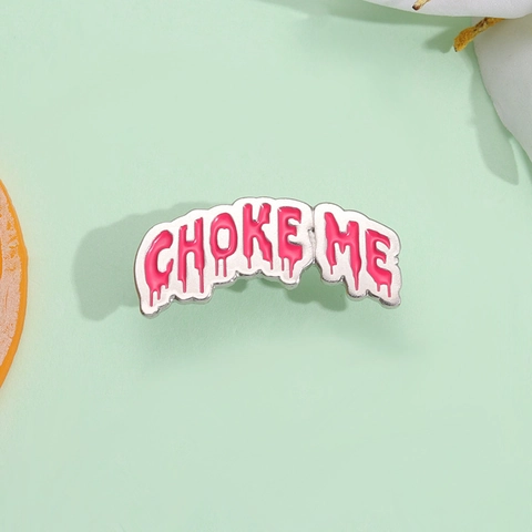 Broche en Émail Police Rose Dégoulinante Tendance Alliage Choke Me Badge Lettre Épingle Pour Vêtements Sacs Bijoux Mode Unisexe