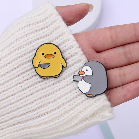 Divertente Spilla in Smalto a Forma di Pinguino e Anatra Con Coltello Meme Animale Badge in Lega Laccata per Vestiti Borse Gioielli