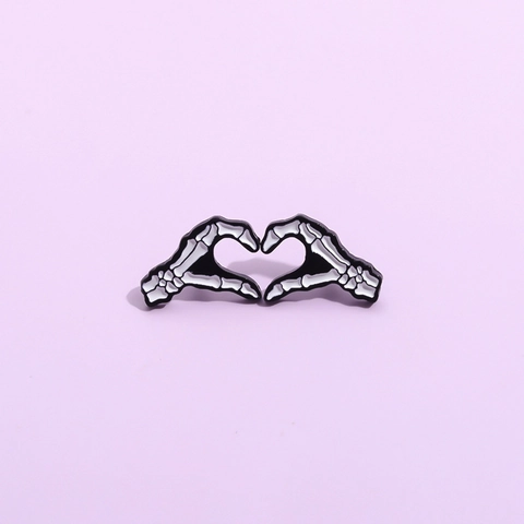 Creative Skeleton Hands Heart Enamel Brooch Gothic Punk Style Black White Alloy Painted Lapel Pin Clothing Bag Backpack Jewelry Decor