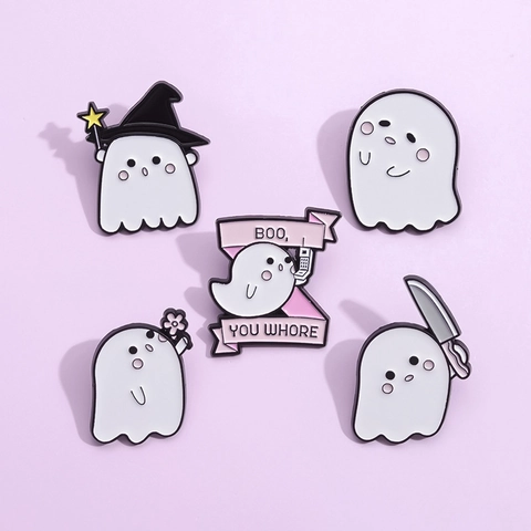 Simpatico Set di Spille in Smalto a Forma di Fantasma dei Cartoni Animati di Halloween Fantasma Dipinto in Lega con Coltello Cappello da Mago Fiore Citazione Distintivo