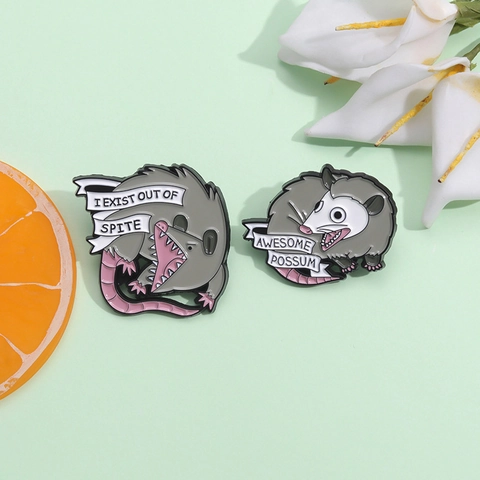 Lustige Cartoon Opossum Emaille Pin Legierung Einbrennlackierung Tier Brosche Awesome Possum I Exist Out Of Spite Slogan Abzeichen