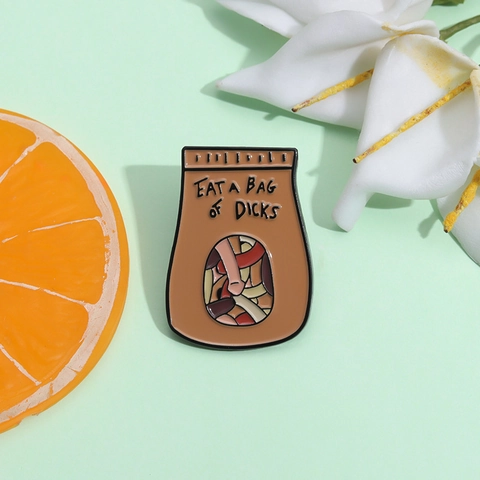 Satirische Papiertüte Emaille Pin Eat A Bag Of Dicks Lustige Cartoon Legierung Brosche Abzeichen Für Kleidung Rucksack Deko Zubehör