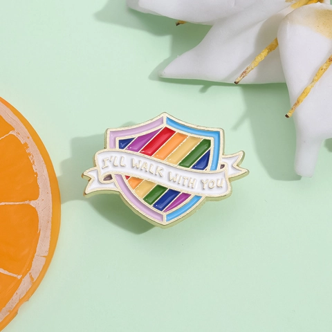 Broche en Émail Bouclier Arc-en-ciel Pin I'LL WALK WITH YOU Badge en Alliage Bijoux de Mode Décoration pour Vêtements Femmes Hommes