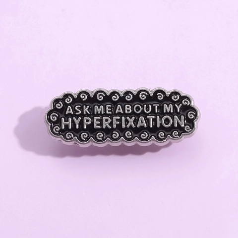 Pin de Esmalte Ask Me About My Hyperfixation Broche de Aleación Insignia de Eslógan Negro Plata Divertido Pin de Solapa