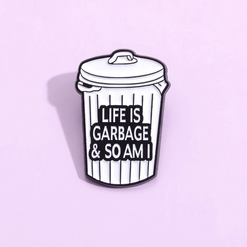 Humorvolle Life Is Garbage Emaille Pin Mülleimer Form Legierung Brosche Lustige Buchstaben Mode Kleidung Rucksack Abzeichen