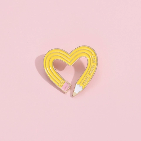 Spilla in Lega Creativa a Forma di Cuore Matita Smaltata Make More Art Slogan Gialla per Zaino da Donna Decorazione