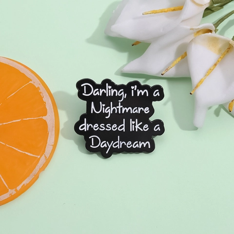 Nightmare Dressed Like A Daydream Émail Pin Lettrage Gothique Alliage Broche Citation Badge Pour Vêtements Sacs Vestes Femmes