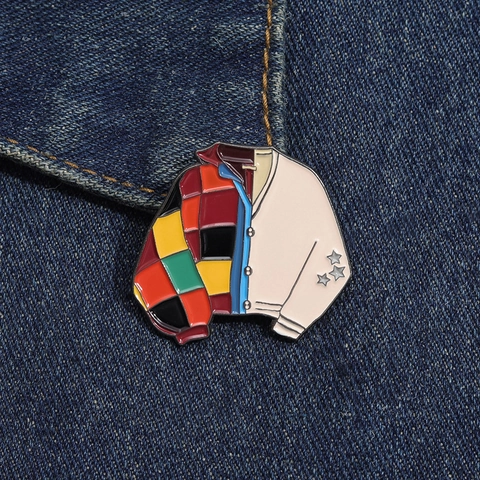 Spilla in Smalto a Forma di Cardigan Patchwork Multicolore Distintivo in Metallo con Stelle per Giacca e Zaino