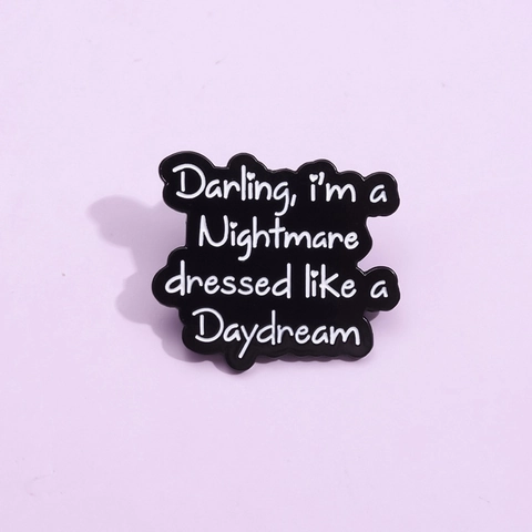 Spilla Smaltata Darling I'm A Nightmare Dressed Like A Daydream in Lega con Citazione Distintivo Personalizzato per Vestiti