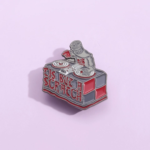 Broche en Alliage d'Émail Créative Style DJ Chevalier Noir Tis But A Scratch Badge Bijoux Personnage de Film Drôle pour Vêtements Sacs