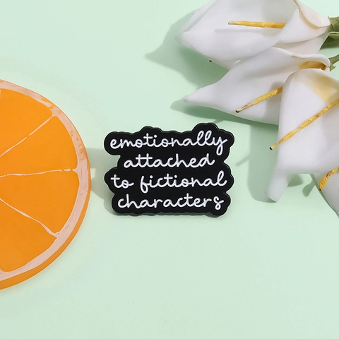 Spilla in Smalto Creativa Emotionally Attached To Fictional Characters Slogan Spilla in Lega Nero Bianco Lettera Distintivo in Metallo Gioielli