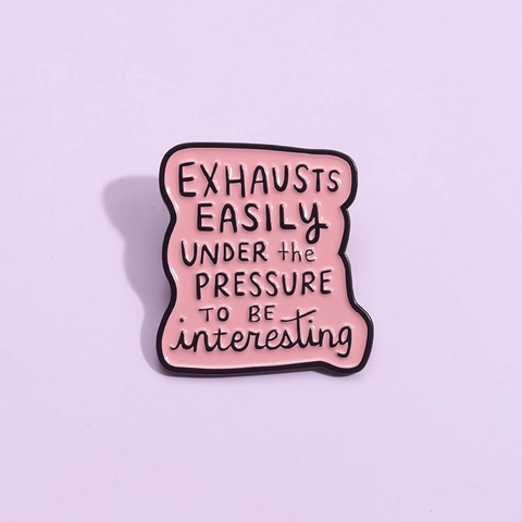 Lustig Rosa Dialogfeld Emaille Pin Exhausts Easily Under Pressure Zitat Brosche Legierung Individuell Einbrennlack Abzeichen Schmuck Für Rucksack