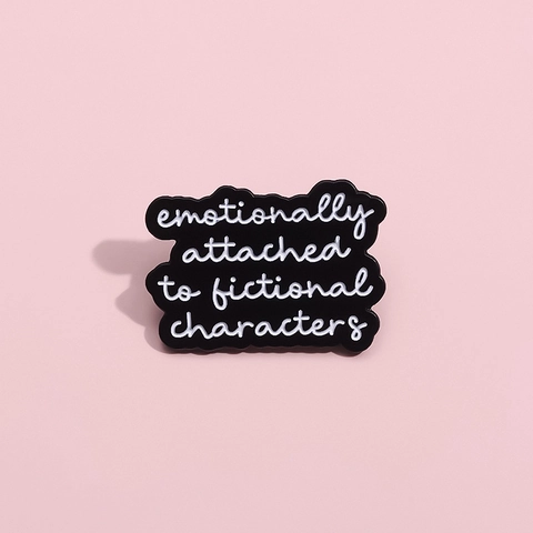 Spilla in Smalto Creativa Emotionally Attached To Fictional Characters Slogan Spilla in Lega Nero Bianco Lettera Distintivo in Metallo Gioielli