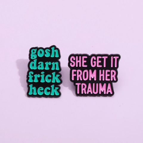 Lustige Englische Buchstaben Emaille Pin Personalisierte Legierung Brosche Metall Abzeichen SHE GET IT FROM HER TRAUMA Kleidung Schmuck