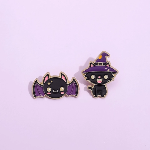 Halloween Dessin Animé Chat Magicien Chapeau de Sorcière Violet Ailes de Chauve-souris Broche Émail Alliage Drôle Bijoux Cadeau