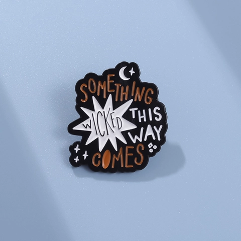 Broche en Émail Something Wicked This Way Comes en Alliage de Zinc Gothique Bijou d'Halloween Personnalisé pour Sac à Dos Vêtements
