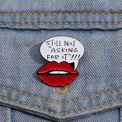 Lustige Rote Lippen Sprechblase Emaille Pin Legierung Brosche Still Not Asking For It Brief Abzeichen Für Rucksack Jacke Damen Herren Schmuck Geschenk
