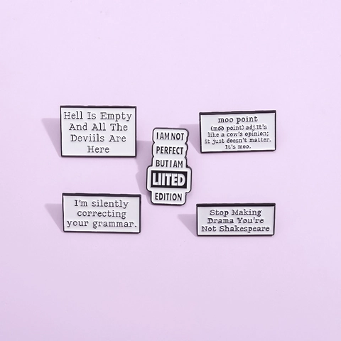 Legierung Emaille Brosche Pin Shakespeare Zitate Lustig Sarkastisch Text Schwarz Weiß Anstecker Für Kleidung Tasche Dekor Damen Herren