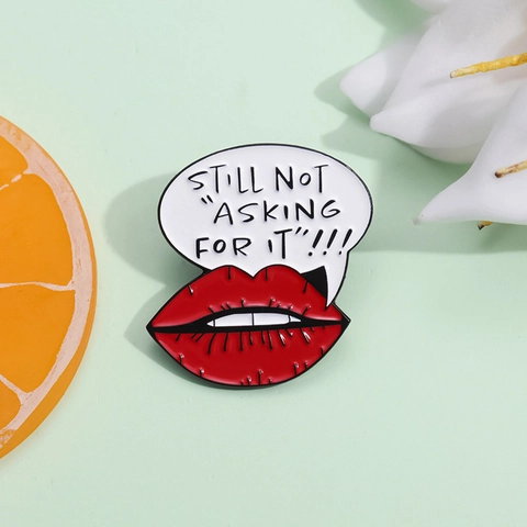 Rote Lippen Sprechblase Emaille Pin Legierung Slogan Brosche Schmuck Abzeichen Zubehör Für Damen Herren Rucksack Kleidung Dekoration