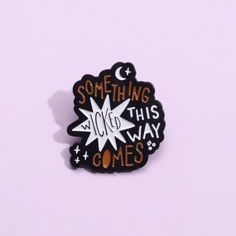 Something Wicked This Way Comes Emaille Pin Gothic Legierung Brief Brosche Für Halloween Kleidung Rucksack Dekoration Zubehör