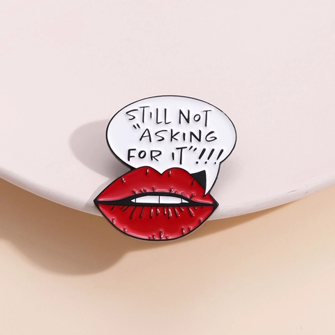 Lustige Rote Lippen Sprechblase Emaille Pin Legierung Brosche Still Not Asking For It Brief Abzeichen Für Rucksack Jacke Damen Herren Schmuck Geschenk