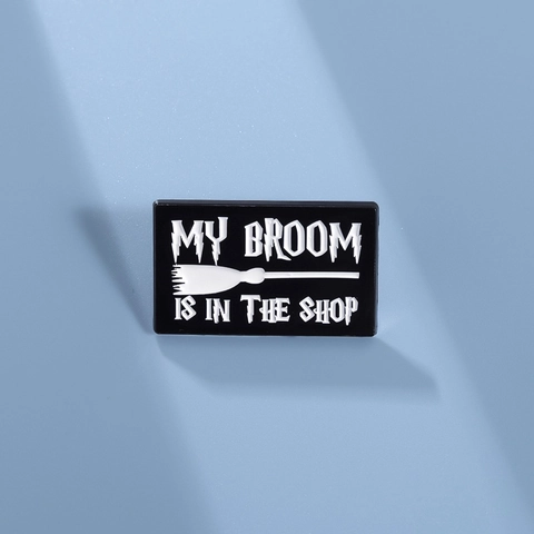 My Broom Is In The Shop Emaille Speld Grappige Heksenbezem Badge Legering Sieraden Voor Rugzak Kleding Halloween Cadeau Vrouwen Mannen
