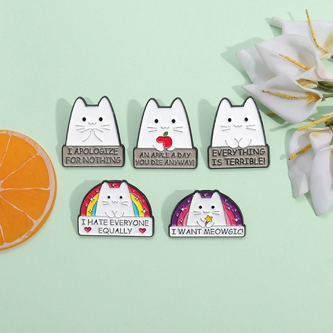 Broche en Émail Chat Blanc Dessin Animé Ensemble de Broches avec Slogan Anglais Humoristique Alliage Arc-en-ciel Pomme Étoile Badge Sac à Dos Vêtements Bijoux Cadeau