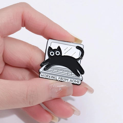 Simpatica Spilla in Lega di Gatto Nero a Cartoni Animati Divertente Tema Ufficio IT Laptop Spilla Smaltata per Vestiti Borsa