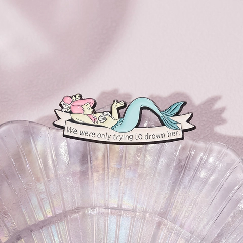 Kreative Cartoon Meerjungfrau Emaille Brosche Pin Legierung Lackiert Zitat Rosa Haar Meerjungfrau Schmuck Geschenk Für Rucksack Kleidung