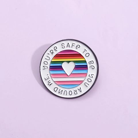 Pin de Esmalte Corazón Rayas Arcoíris Slogan You Are Safe To Be You Around Me Insignia de Aleación Broche Redondo LGBTQ