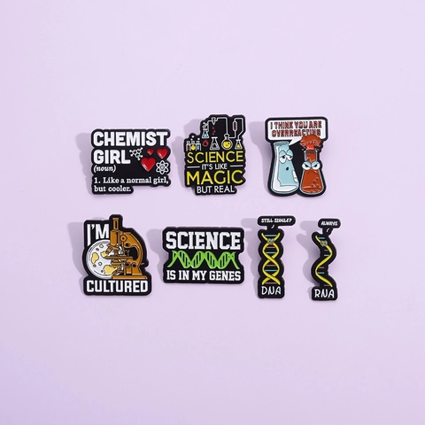 Pines de Esmalte de Ciencia Divertidos ADN ARN Microscopio Frasco de Laboratorio Chemist Girl Broche de Aleación Joyería Regalo para Científicos Estudiantes
