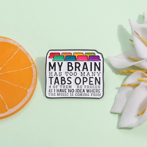 Broche en Alliage Onglets du Navigateur Créative Citation Drôle My Brain Has Too Many Tabs Open Badge en Émail pour Vêtements Sacs