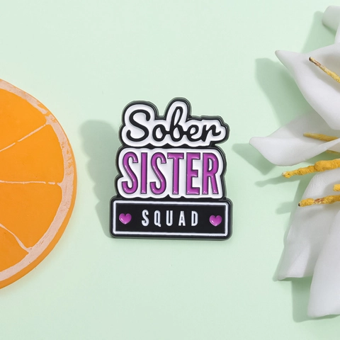 Broche en Email Sober SISTER SQUAD Cœur Violet Badge en Métal Épingle de Revers Créative Dessin Animé pour Sacs de Vêtements