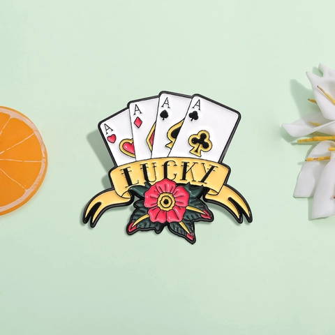 Spilla in Smalto Vintage Carte da Gioco Ace Lucky Ribbon Lega Fiore di Rosa Distintivo Pin per Abbigliamento Zaino Gioielli Unisex