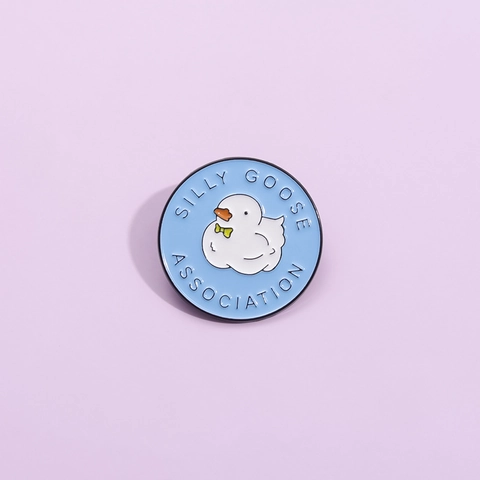 Mignonne Épingle en Émail d'Oie Blanche Silly Goose Association Broche Ronde en Alliage pour Accessoires de Sac à Dos Cadeau Unisexe