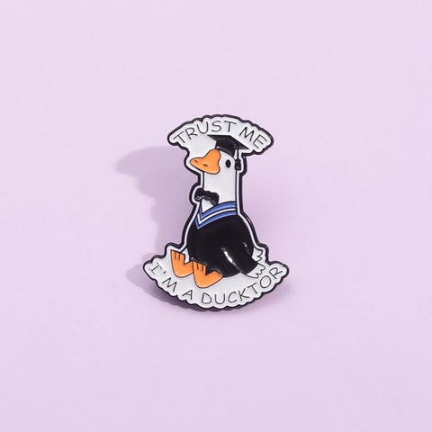 Broche en Émail Canard Docteur Humour Trust Me I'm A Ducktor Badge Métallique pour Diplôme Costume Sac à Dos Bijoux