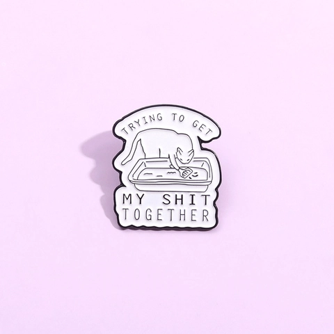 Pin's en Émail Chat Blanc Humoristique Nettoyage de la Litière Trying To Get My Shit Together Broche en Alliage Badge Pour Vêtements Sacs