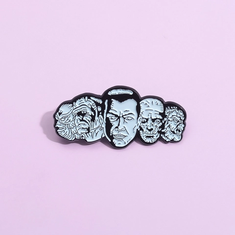 Spilla in Smalto di Lega Volto Personaggio Film Horror Bianco Nero Gotico Mostro Distintivo per Zaino Giacca Regalo Halloween