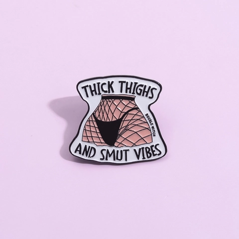 Spilla Smaltata Thick Thighs And Smut Vibes Divertente Spilla in Lega di Lettere a Cartoni Animati per Zaino Vestiti Accessorio