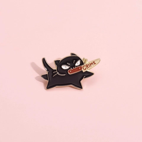 Divertente Spilla Smaltata Gatto Nero Con Pugnale in Lega Laccata Con Testo Crime Creativo Distintivo Unisex Accessorio Gioielli